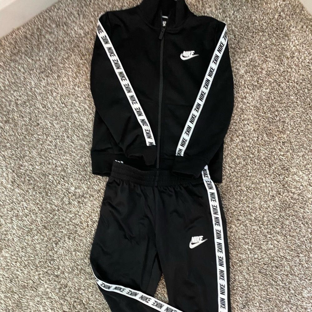Black Nike tracksuit size 5 in boys in good shape